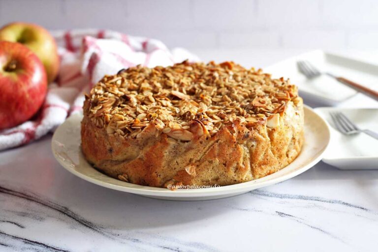 TORTA DE MAÇÃ SEM AÇÚCAR SEM GLÚTEN SEM LACTOSE Torta redonda com cobertura crocante a base de aveia e amêndoas laminadas