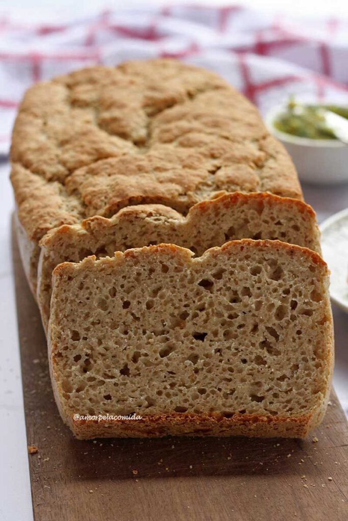 Pão de forma fatiado sobre tábua de madeira