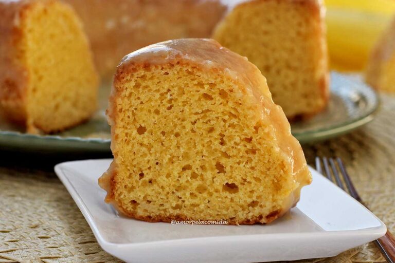 BOLO DE FUBÁ FOFINHO COM ABACAXI SEM TRIGO Fatia de bolo de fubá com cobertura cremosa de abacaxi, ao fundo o bolo partido