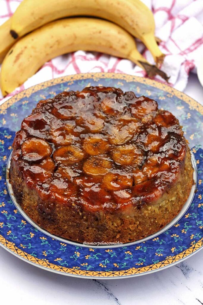 Bolo redondo com o topo coberto de bananas caramelizadas com açúcar mascavo