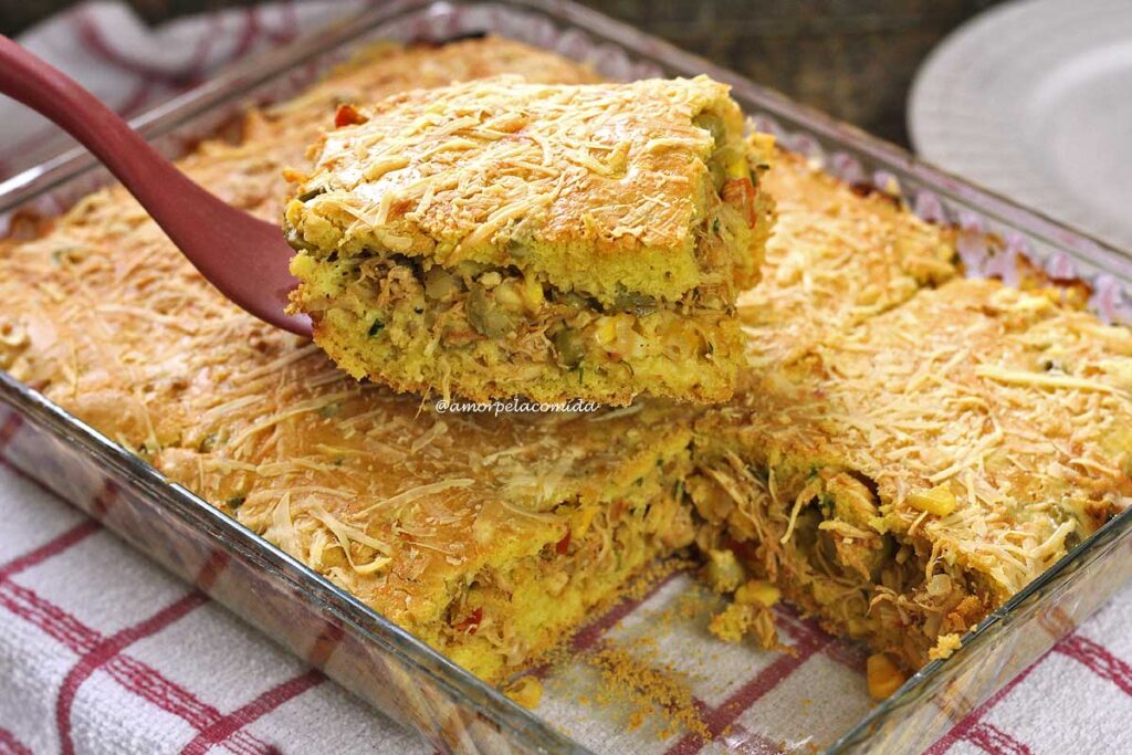 Espátula segurando fatia de torta de frango sobre a travessa da torta