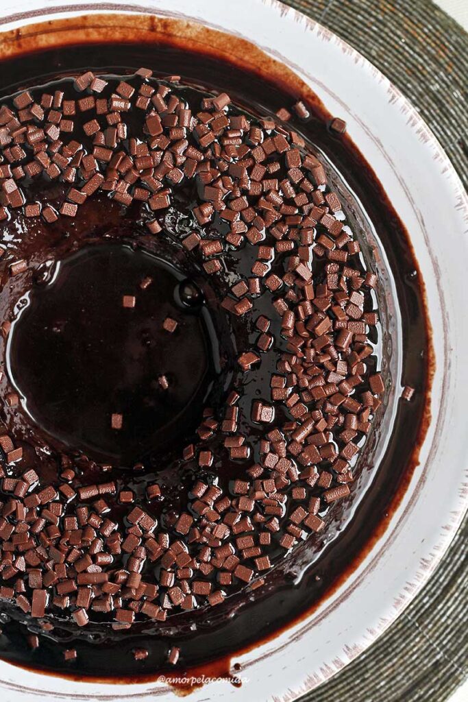 Pudim de chocolate com calda de chocolate e cobertra de granulado de chocolate