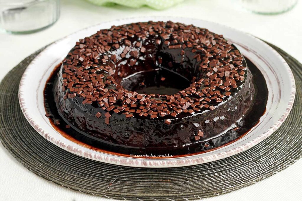 Pudim de chocolate com calda de chocolate e granulado de chocolate por cima