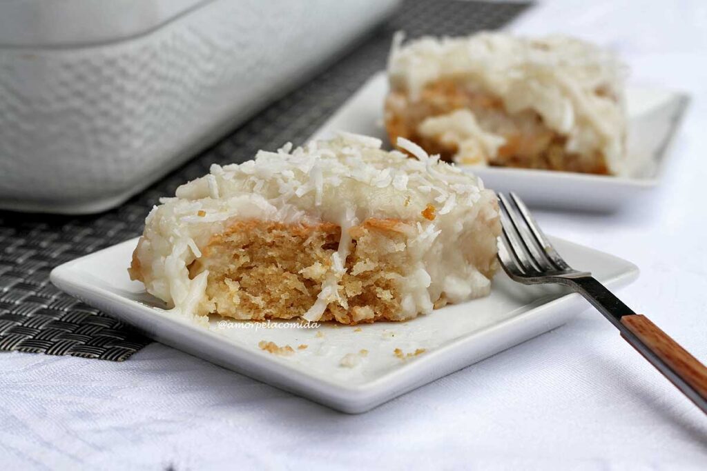 Bolo clássico de coco em versão sem glúten e sem lactose, perfeito para festinhas!