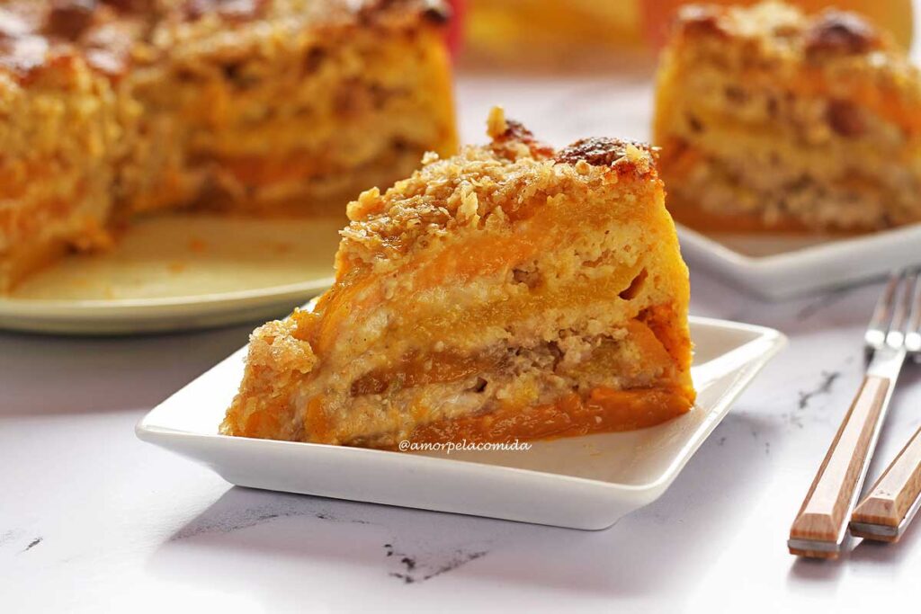 Tafia de torta de manga em camadas, ao fundo a torta partida e mais um pedaço, ao lado dois garfinhos