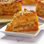 Tafia de torta de manga em camadas, ao fundo a torta partida e mais um pedaço, ao lado dois garfinhos