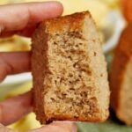 Mão segurando fatia de bolo mordido