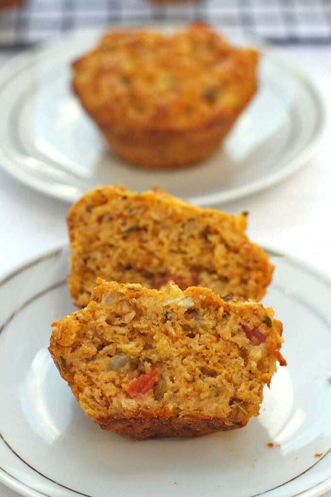 Tortinha de frango cortada ao meio para mostrar a textura aerada e cheia de recheio