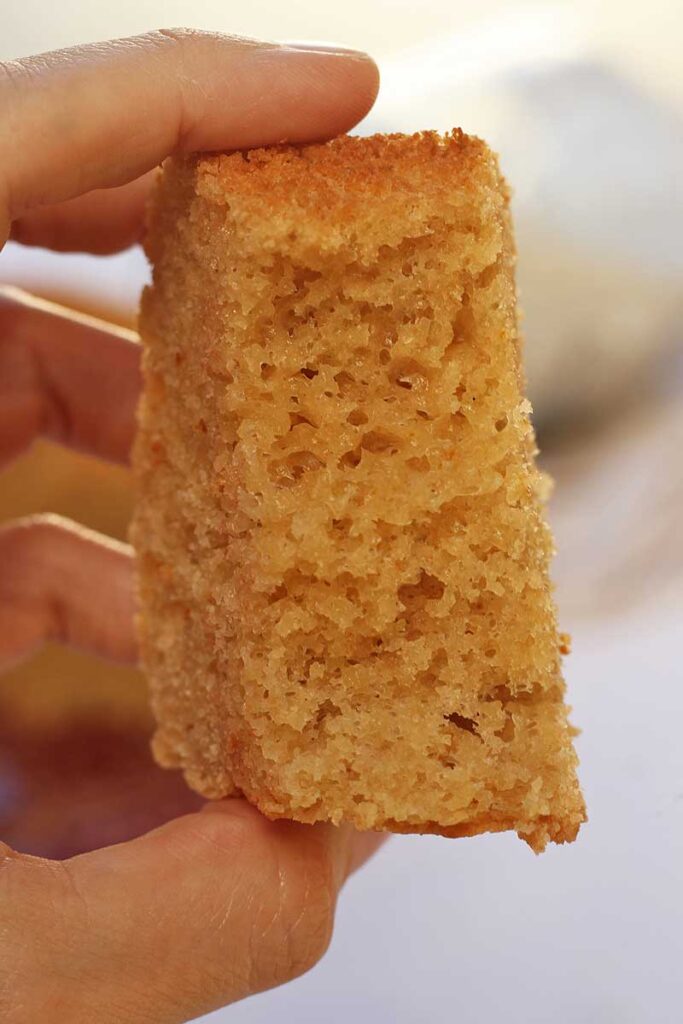 fatia de bolo bem aerada já mordida