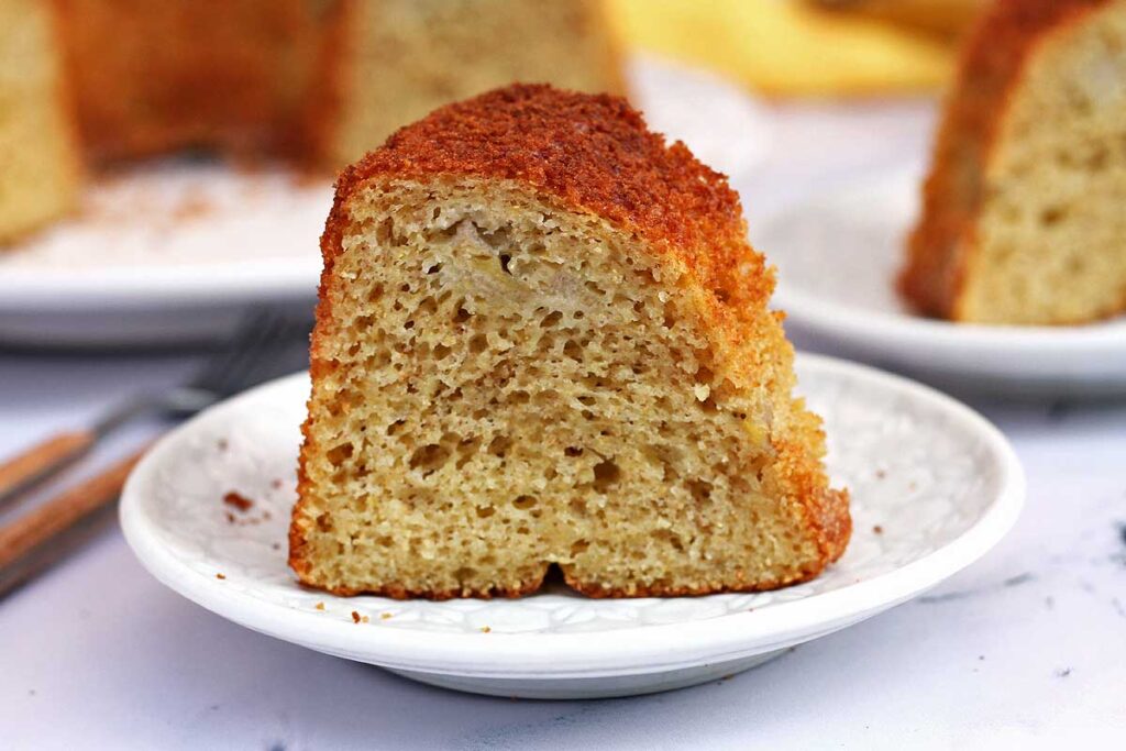 Fatia de bolo de banana sobre prtao redondo pequeno