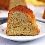 Fatia de bolo de banana sobre prtao redondo pequeno