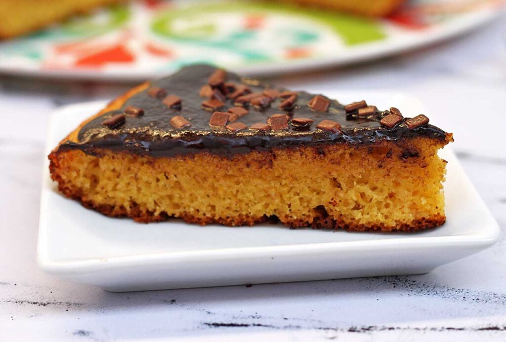 Fatia triangular de bolo de cenoura com cobertura de chocolate