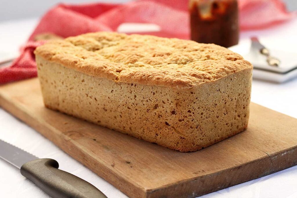 pão de forma sobre tábua de madeira