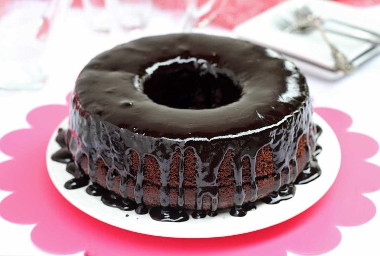 BOLO DE CAFÉ SOLÚVEL SEM GLÚTEN SEM LACTOSE Bolo redondo com furo no meio de café com chocolate, cobertura cremosa e brilante escorrendo pelas laterais do bolo
