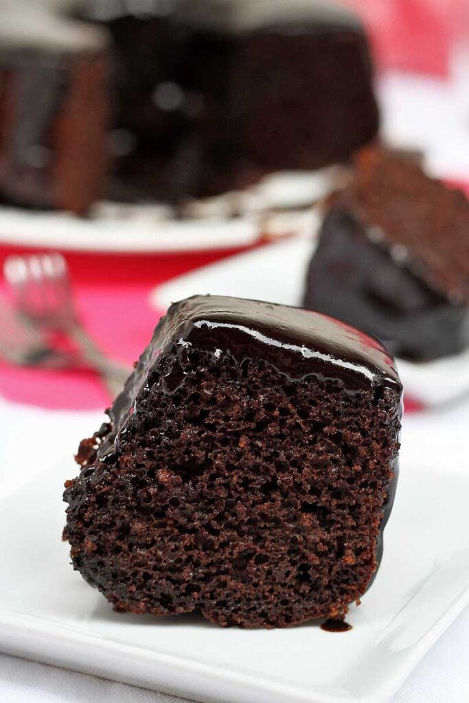 fatia de bolo de café com cobertura cremosa de chocolate com café, textura aerada e cobertura brilhante