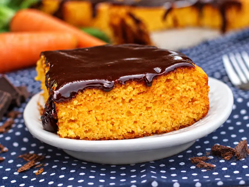 Bolo de cenoura com cobertura de chocolate